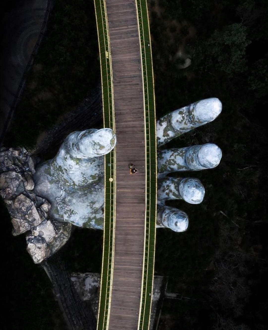 The sculpted hands at the bridge